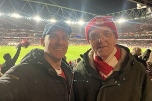 枪迷泪目吗？枪手跟队晒自拍：我们每年都在变老，但这种感觉不变