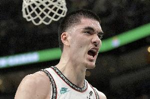 扎克·埃迪复出4场场均12.3分9.3板1.3断2帽4前场板 正负值+41