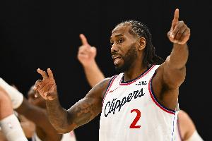 连缺10场！队记：莱昂纳德已不在球队伤病名单中 将复出对阵骑士