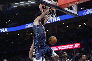 球队托底能力太强！霍姆格伦8中2得5分9板4助3帽 三分3中0