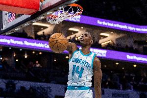 力劈华山！迪亚巴特顺下起飞单臂砸筐