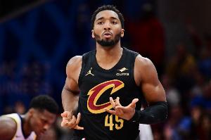 火力全开！米切尔半场11中8高效砍下18分4板2助