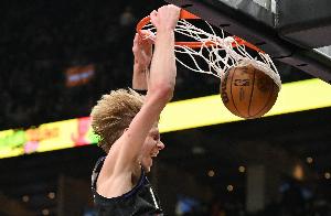 行云流水！巴恩斯送不看人妙传 迪克起飞空接暴扣再度打停篮网