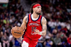 还不如直接失误！吉迪飞身救球 阿尔瓦拉多直接反击上空篮！