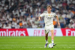 记者：赫伊森左大腿超负荷，但他对阵赫罗纳时能恢复健康