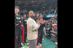 雄鹿主场播放视频致敬 利拉德指天捶胸示意 身后的小杨有点懵