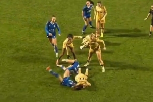 水晶宫女足球员比赛中抱摔对手，球迷谴责：这是WWE吗？