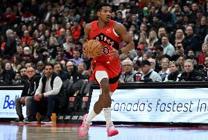 很突然！阿巴基反击直接起三步滑翔单臂劈扣 落地滑了还劈叉