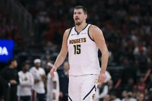 9投稍稍流汗！约基奇大秀传球9中5&三分4中3轻松砍下17分10板16助