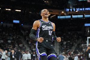 心情大好！威少赛前热身飙进负角度三分 随后“火影跑”庆祝