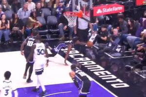 漫画式英雄救球！蒙克贴地飞行后单手撑地救球成功！