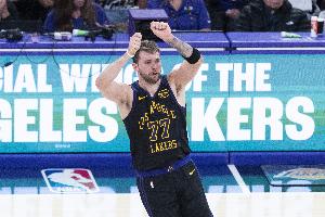 礼尚往来！东契奇三分命中 小卡追身三分迅速回应