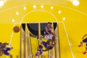 哈登助科林斯暴扣但被吹进攻犯规在先 快船挑战成功改吹防守犯规