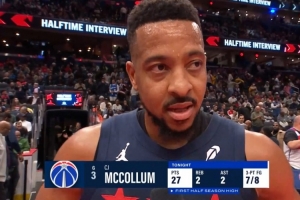 杀疯了！麦科勒姆半场13中10狂砍27分 三分8中7