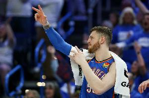 这招很多人会！哈滕高位策应送击地妙传 以赛亚·乔接球飞身扣篮