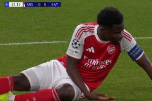 诺伊尔出击解围，萨卡鼻子被撞出血队医进场处理