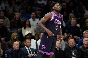 爱德华兹：我需要适应打控卫 我们必须减少失误&在体系中打球