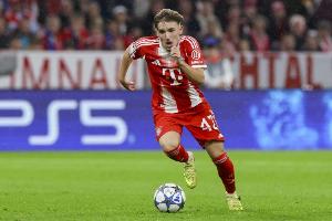 年轻无极限，17岁卡尔成为欧冠历史前两次首发都破门最年轻球员