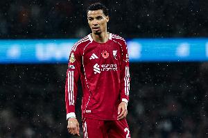 斯洛特：埃基蒂克感到背部不适，所以我们换下了他