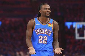 势如破竹！华莱士持球直杀篮下 起飞滑翔双手灌筐