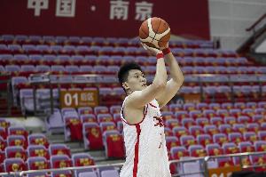 没有获得机会！中国男篮本场11人轮换 雷蒙未能上场