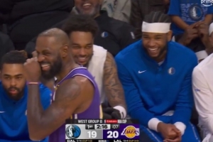 这说啥了？詹姆斯在场上和替补席的欧文聊天 直接笑出表情包