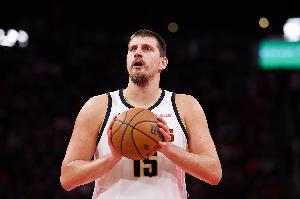 逼死强迫症！约基奇10中7得到21分9板10助1断1帽 罚球8中6