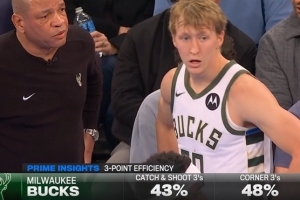 小伯德！AJ·格林连中三分 帮助雄鹿获得两位数优势