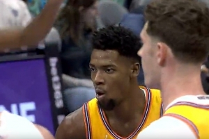 不多见呀！英格拉姆罚球线干拔中投 米勒侧翼飞过来大帽扇掉