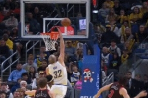 关键改判！吉迪上篮造赫夫大帽吹干扰球 裁判回看后取消干扰球