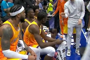 不愧是詹姆斯！赛恩·詹姆斯机警前场板补篮命中 黄蜂抹平分差！