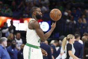 火力凶猛！杰伦·布朗半场18中11狂轰27分外加5板5助3断 三分7中4