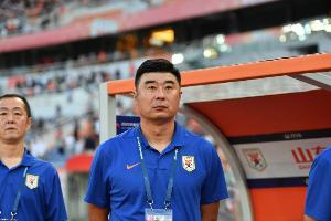 记者：韩鹏仍旧是泰山实际上的主帅，但名义上得找个“主帅”