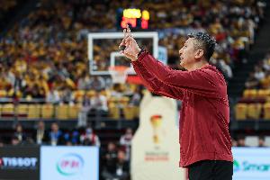 媒体人：实在不行中国男篮可以考虑五小 用锋线天赋硬碾这球能打