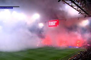 球迷为纪念逝者而两度燃放烟花，阿贾克斯比赛中断43分钟后被取消
