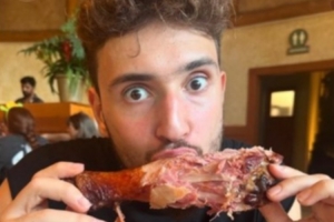 嘲讽拉满🤣！火箭官方：感恩节虽然结束了 但我们仍在享用美食