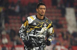 记者：贝林厄姆转为攻击型中场后沉迷突入禁区，如今已迷失自我