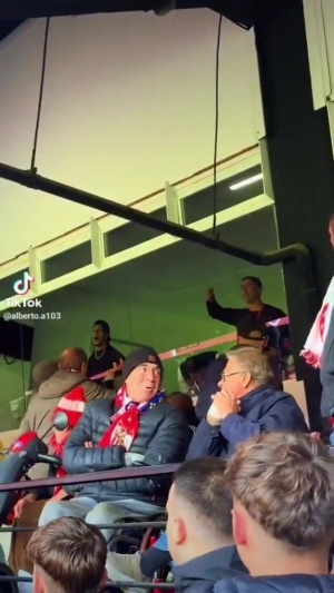 点燃德比💥安东尼在包厢激情庆祝，塞维球迷竖中指+辱骂+扔东西