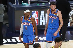 亚历山大：切特会开发出低位和中距离进攻技巧 就像诺维茨基那样