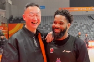 长沙赛区惊喜同框！祝青岛男篮的老朋友鲍威尔一切顺利！