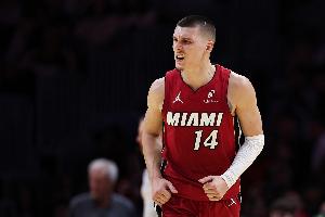 不讲道理！时间即将耗尽 希罗面对莱昂纳德超远压哨命中