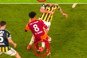 凯塞多同款？🧐什克鲁莽防守直接踩脚，裁判就在旁边但没做判罚