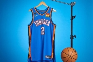 极具收藏价值！亚历山大揭幕战GU球衣刚开拍就8500刀了 15号截止