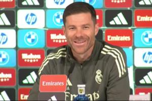 轻松一刻😁皇马发布会响起碰碰车音乐，紧绷的阿隆索终于笑了