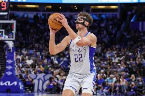 填满数据栏！小瓦上半场11中7高效砍下17分3板2助1断1帽