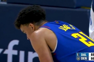 状元又如何！斯潘塞·琼斯中路突破 过掉弗拉格双手暴扣！