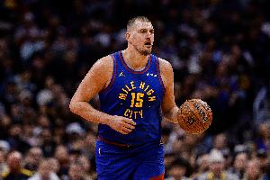 无敌了啊！约基奇首节9中6轰下15分9板6助1帽