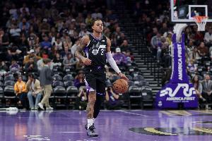 扣篮盛宴！基昂特·乔治上半场8中5得13分3板2助 上一场0分8失误