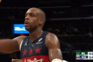 打得就是老东家！米德尔顿弧顶命中三分反超雄鹿