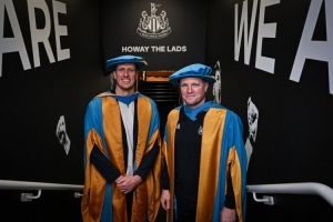 官方：纽卡主帅埃迪·豪、后卫丹·伯恩被授予民法学荣誉博士学位